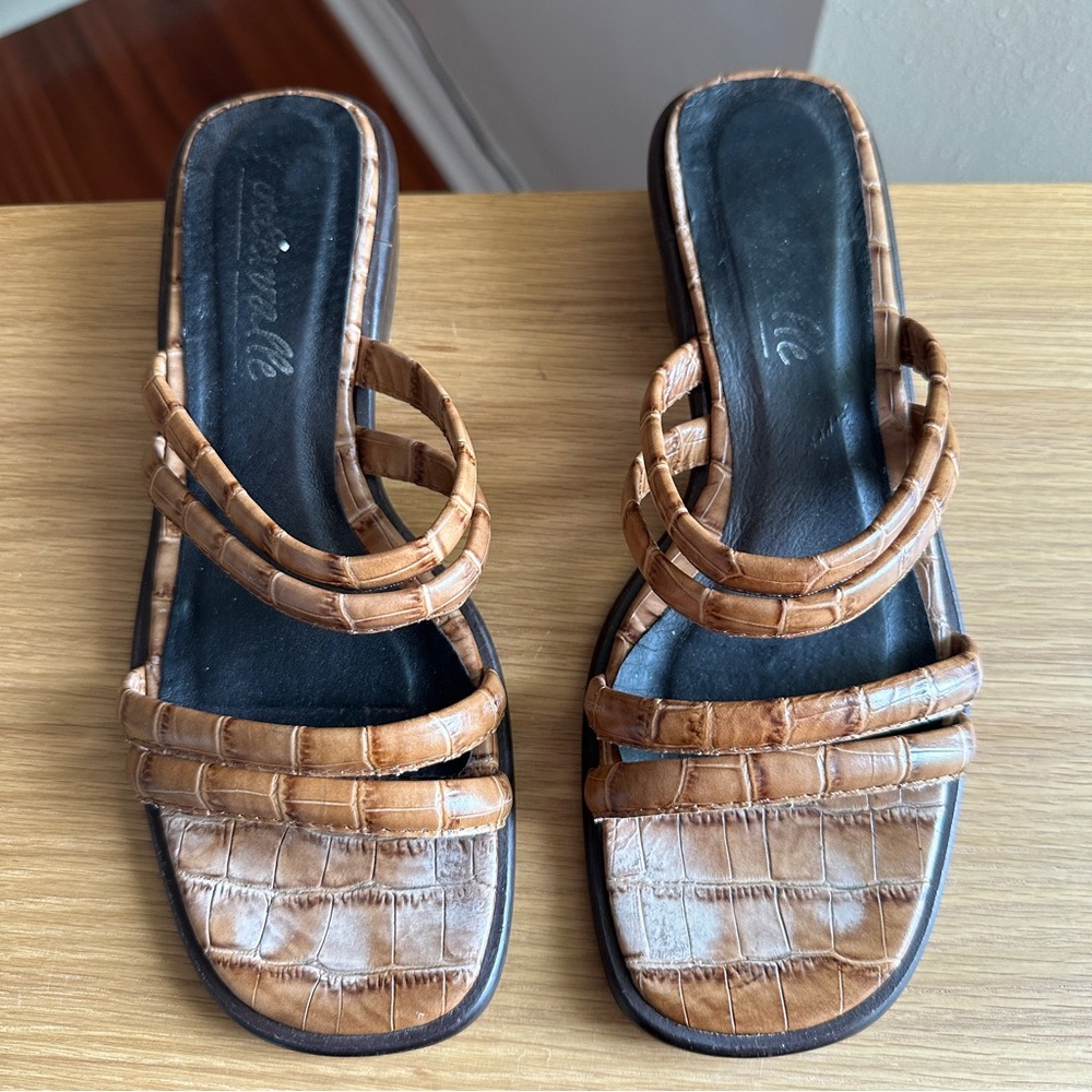 L’INTERVALLE Leather Sandals